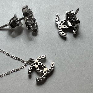 Stunning Chanel set, very delicate, this is very pretty and elegant.